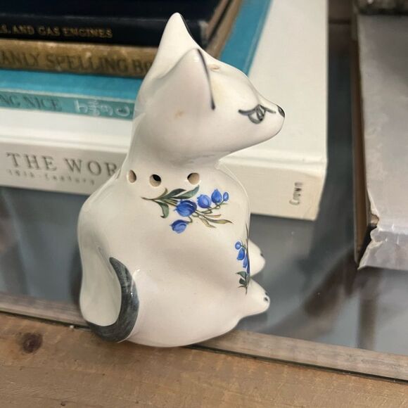 Avon vintage Ceramic Cat pot pouri pomander Figurine with Blue Floral Design - Picture 4 of 8